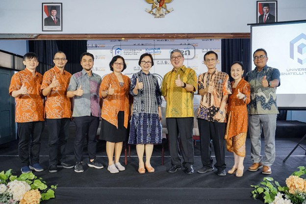 Nandi Juliyanto bersama jajaran rektorat UPITRA