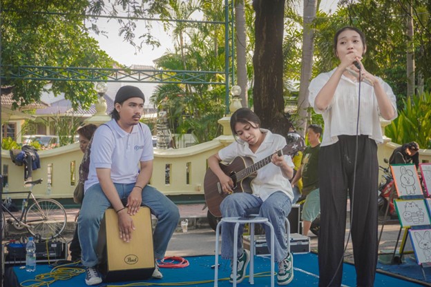 Acara musik mahasiswa UPITRA di CFD Solo