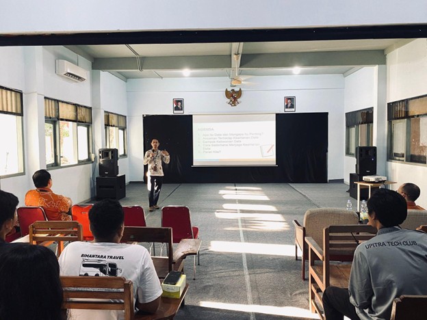 Seminar Cyber Security yang digelar oleh UPITRA Tech Club